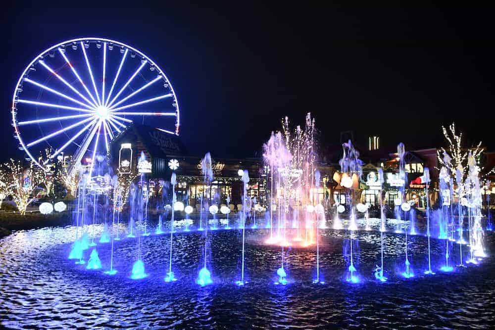 the island pigeon forge fountain night